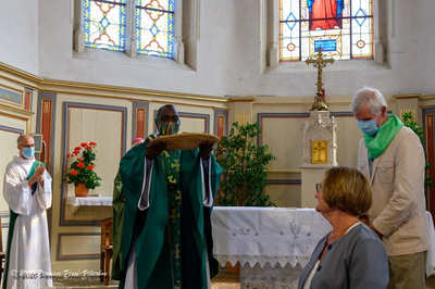 Remise des clefs des églises au nouveau curé le Père Louis Djoké à Villebarou