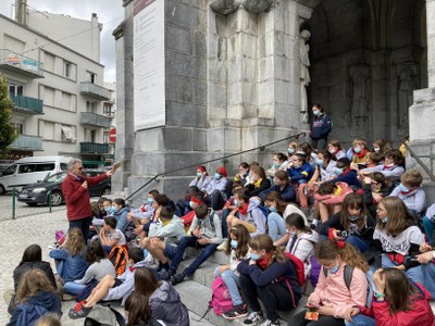 202107 008 Lourdes les jeunes devant l église du baptême de Bernadette