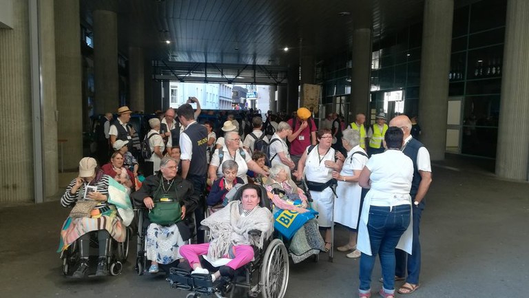 01 Un groupe de pèlerins accompagnés ce matin à l'accueil Saint-Frai, avant de prendre la direction de l'esplanade du Rosaire.