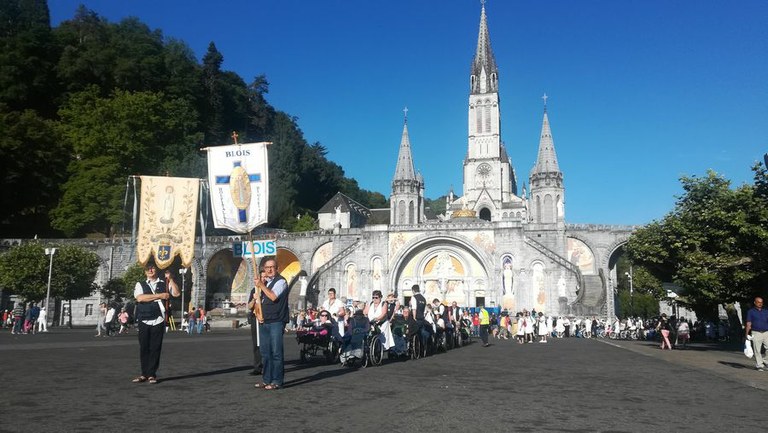 03  La préparation de la traditionnelle photo du pèlerinage diocésain sur l'esplanade du Rosaire.