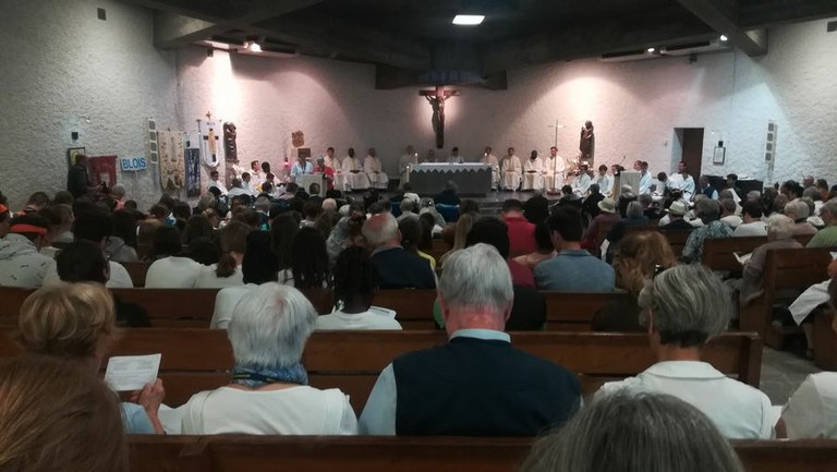 02 Messe d'ouverture du pèlerinage par Mgr Batut à la chapelle Saint-Joseph dans le sanctuaire. Pèlerins en marche, jeunes, hospitaliers et pèlerins accompagnés étaient réunis.